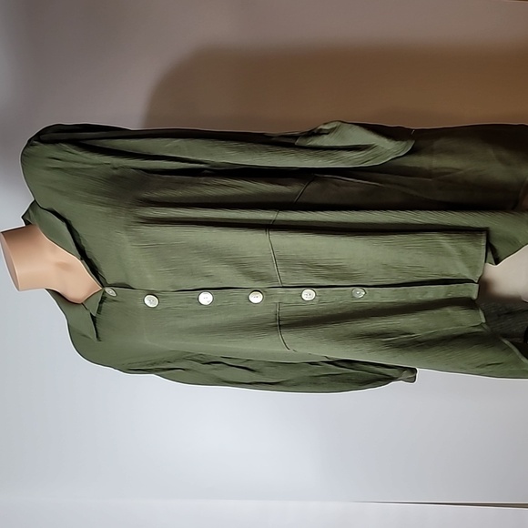 ND New Directions Green Button-up - Roll-tab sleeves V-neck -Back button design - Picture 14 of 15